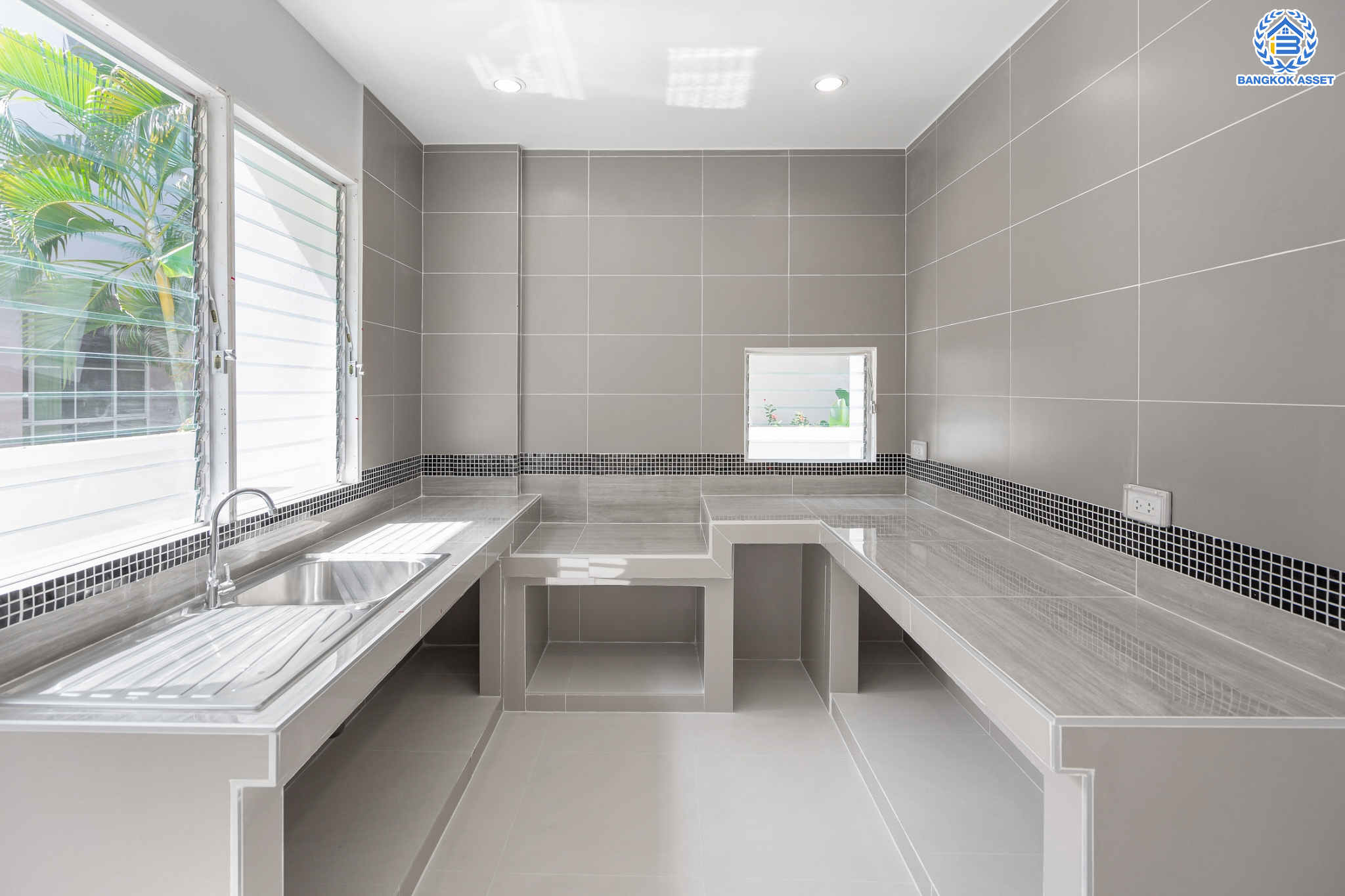 บ้านมือสองตกแต่งใหม่ ม.นันทวัน วัชรพล แบรนด์ LH เนื้อที่ 53.2 ตร.ว. ฟังก์ชัน 3 ห้องนอน 3 ห้องน้ำ จอดรถได้ 2 คัน Facilities ครบครัน บนทำเลเชื่อมต่อหลายเส้นทาง ถ.รามอินทรา ถ.สายไหม และถ.พหลโยธิน ใกล้สนามบินดอนเมือง ทางด่วน "ศรีรัช" และ เซ็นทรัลรามอินทรา